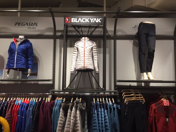 In neun Globetrotter-Filialen in Deutschland kann die Outdoor-Bekleidung von BLACKYAK gekauft werden. 