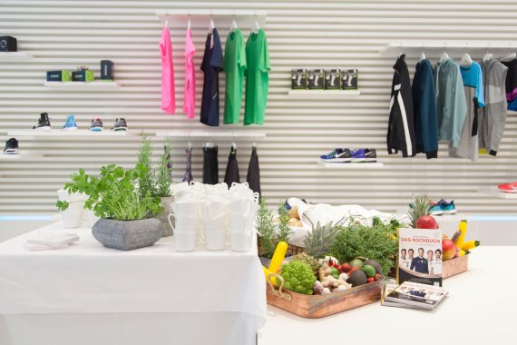 mb-170130-213 Durch eine Partnerschaft mit Holger Stromberg ist bei Events im Store stets für ansprechende Verpflegung & Getränke gesorgt.