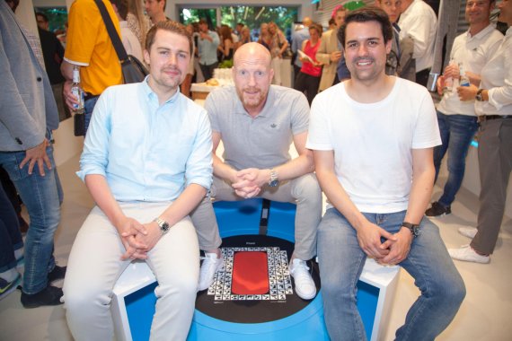 mb-170130-123 Jakob Keller, Matthiaus Sammer und Moritz Keller bei der Keller Sports Store Eröffnung auf dem 3D-Fußscanner (von links nach rechts).