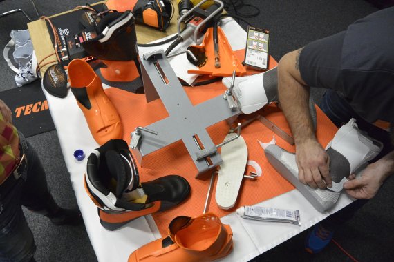 mb-bootfitting-zahnpasta Auch Zahnpasta (unten) kann beim Bootfitting zum Einsatz kommen.
