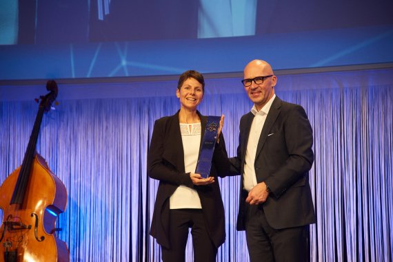 mb-170204-ISPO Munich 2016_jf_4304 Gerlinde Kaltenbrunner bekommt den ISPO Pokal aus den Händen von Messechef Klaus Dittrich