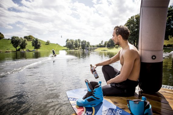 Während des Sports auf den idealen Nährstoffausgleich setzen und dabei ein alkoholfreies Hefe-Weißbier genießen.