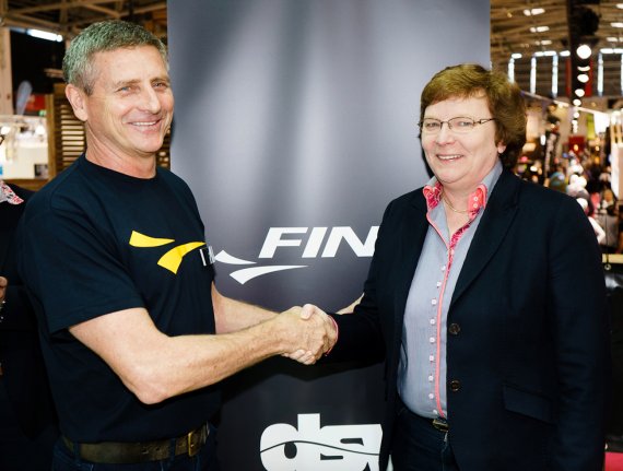 mb-170205-schwimmverband FINIS-Mitbegründer John Mix und DSV-Präsidentin Gabi Dörries
