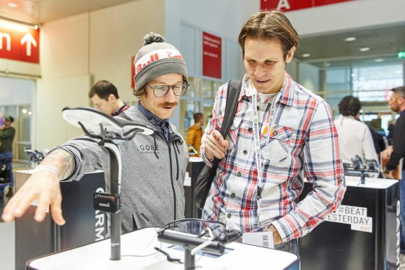 mb-170206-ISPO_Munich_2017_jf_0876 Florian Neuschwander auf dem Stand von Garmin.