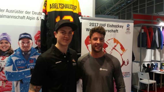 mb-170206-Unknown Konrad Abeltshauser (l.) mit seinem Fitnesstrainer auf der ISPO MUNICH.