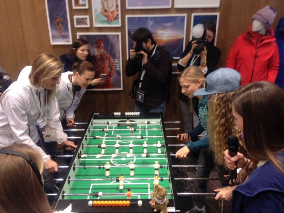 mb-170206-FcBayern1 Carina Wenninger und Vanessa Bürki (FC Bayern) kickern bei Marmot mit Paraclimberin Katharina Saurwein und Olympia-Silbermedaillen-Gewinnerin Anke Wöhrer