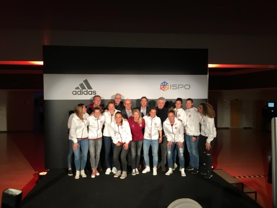 mb-170206-IMG_8613 Carlo Ancelotti auf dem Gruppenfoto mit den FC Bayern Frauen.
