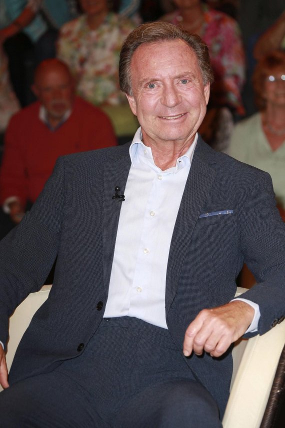 Gerd Rubenbauer hält die Laudatio für Ski-Legende Hermann Maier.