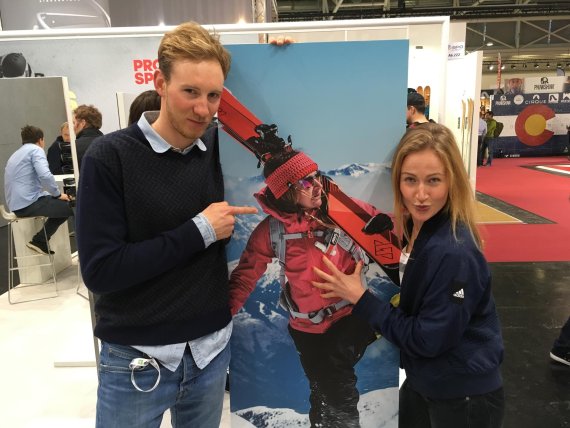 mb-170207-caja-schoepf-freeski-ispo Beim Besuch ihrer Sponsoren auf der ISPO MUNICH traf Caja Schöpf nicht nur Ski-Marathonläufer Max Olex, sondern entdeckte sich auch selbst als Postergirl.