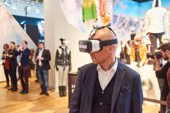 mb-170207-ispo-munich-2017-jf-0489 Trade fair boss Klaus Dittrich tries out some virtual reality glasses at ISPO MUNICH