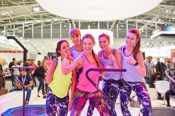 Gute Laune in der Health & Fitness-Halle B4 – eingefangen vom ISPO Fotografen.