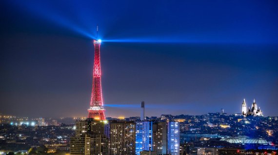 mb-eiffelturm-paris-tuerkei-orange The Eiffel Tower in Paris shone during the UEFA European Football Championship 2016.