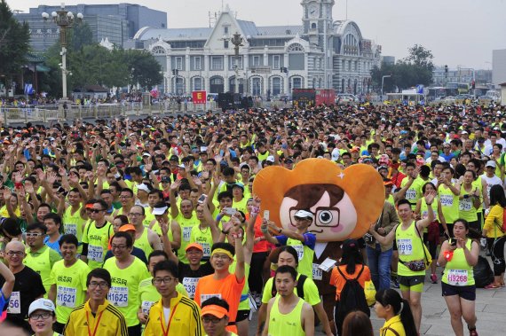 mb-en-160707-running-beijing-1-1-1 Running becomes more and more popular in China.