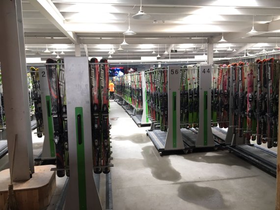 mb-170220-whatsapp-image-2017-02-20-at-61235-am Skis to rent as far as you can see: Skis are still rarely bought in China.