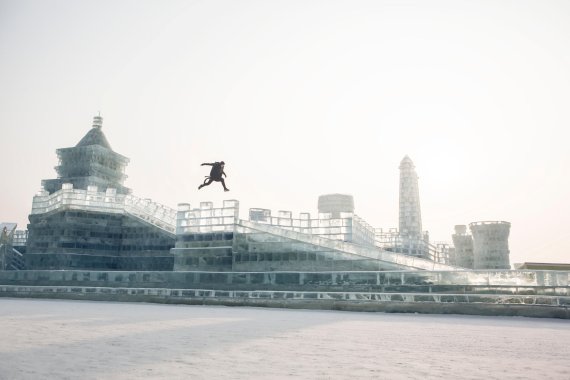 mb-freezerunning-jason-paul Impressive scenery: The ice city in Harbin.