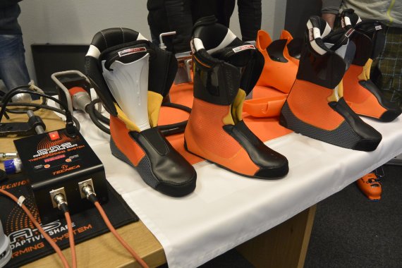 mb-thermoforming For the deformation of the shoe the materials are heated up to the necessary temperature.