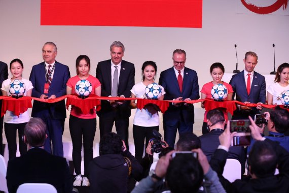 v.l.n.r.: Peter Rothen (Generalkonsul), Jörg Wacker (FC Bayern), Karl-Heinz Rummenigge (FC Bayern), Rouven Kasper (FC Bayern Shanghai Co. Ltd.).