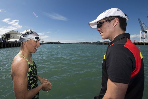 mb-170328-imago19397138h Dan Lorang in conversation with triathlete Anne Haug.
