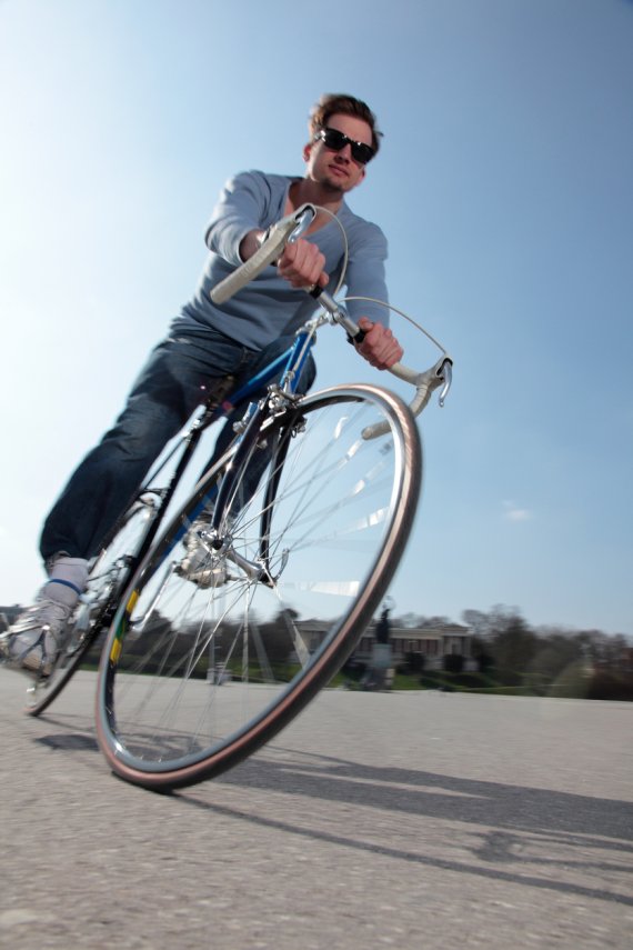 Mit dem Rennrad in der Stadt unterwegs: In vielen Großstädten sind Rennräder im Trend.