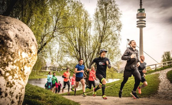 mb-170411-wings-for-life-world-run-pressekonferenz-c-marc-mueller-red-bull-content-pool-3 Florian Neuschwander (3rd from right) at the press run of the Wings for Life World Run.