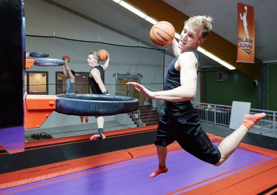 Dank Trampolin kann man sich am Basketball-Korb fühlen wie ein NBA-Star.