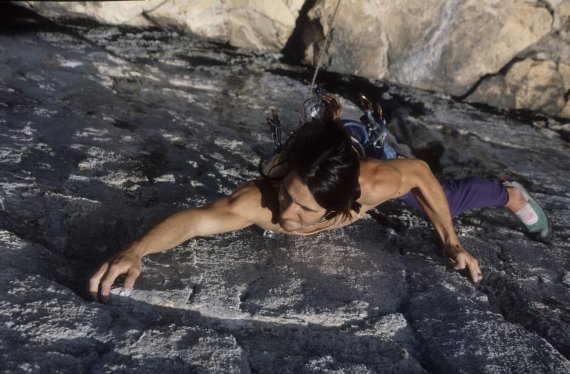 Als jüngere Hälfte der „Huberbuam“ machte sich Alexander Huber einen Namen als Extremkletterer. Der Bayer hält diverse Speed-Rekorde und ist einer der prägenden Free-Climber des 21. Jahrhunderts. Huber kletterte als erster Mensch überhaupt eine 9a+-Route (Open Air am Schleierwasserfall in Österreich)