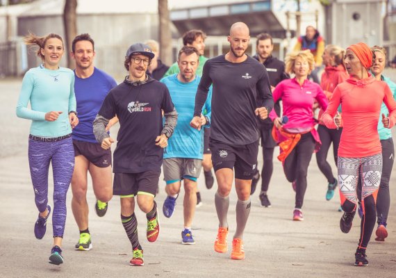 Interview while Running: Florian Neuschwander and (to his right) ISPO.com Editor in Chief Gunnar Jans at a press run in the Olympic Park.