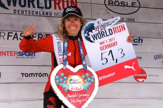 Bianca Meyer: Glücklich nach ihrem Sieg beim Wings for Life World Run in München