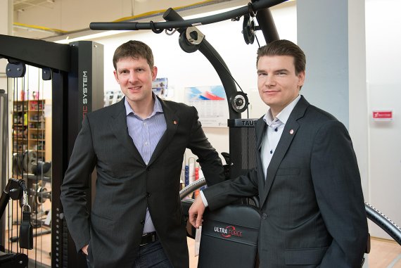 mb-170523-terejpg Sport-Tiedje Geschäftsfueherer Christian Grau (l.) und Dr. Bernhard Schenkel.
