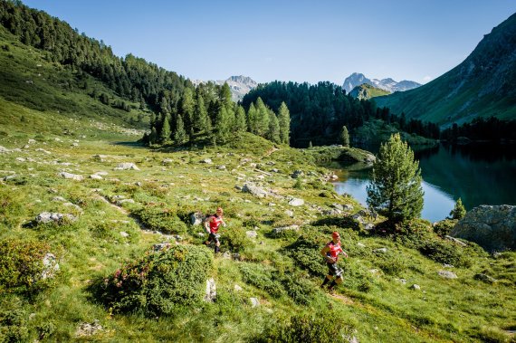 Der ÖTILLÖ Swimrun in Engadin belohnt harte Anstiege mit großartiger Aussicht.