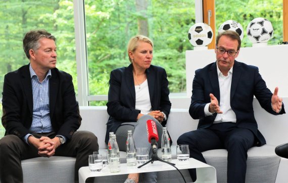 DFB Marketing-Direktor Denni Strich (hier mit Ex-Spielerin und Funktionärin Doris Fitschen) kickte einst selbst in der 2. Bundesliga.