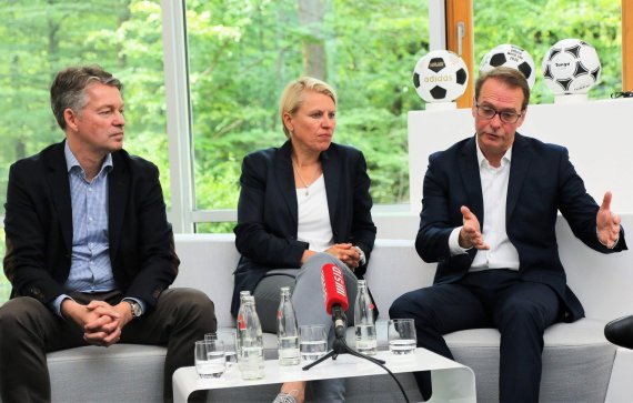 mb-170710-imago28517390h DFB Marketing-Direktor Denni Strich (hier mit Ex-Spielerin und Funktionärin Doris Fitschen) kickte einst selbst in der 2. Bundesliga.