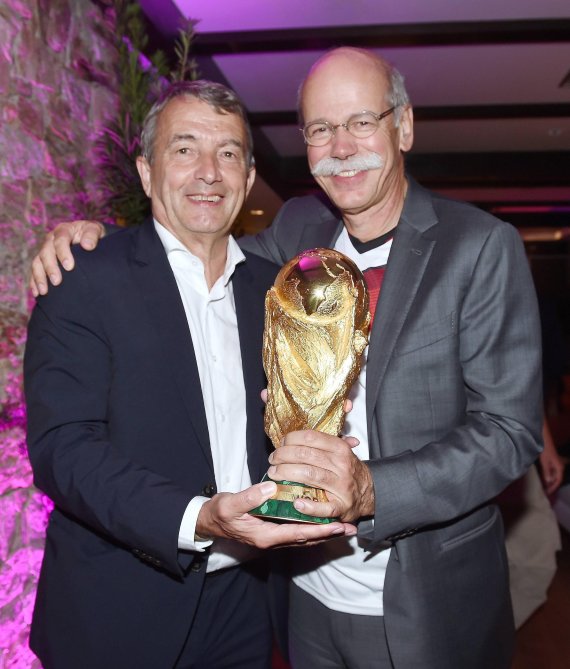 mb-170718-dieter-zetsche-wolfgang-niersbach Dieter Zetsche (r.) hält in der Nacht des WM-Triumphs in Brasilien gemeinsam mit dem damaligen DFB-Präsidenten Wolfgang Niersbach den Weltmeister-Pokal.