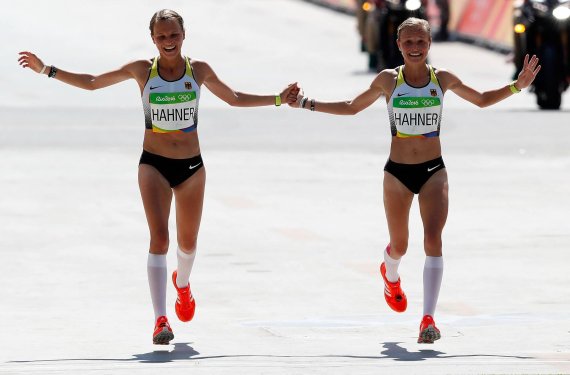 Der gemeinsame, aber nicht von allen Seiten gefeierte, Zieleinlauf der Hahner-Twins bei den Olympischen Spielen in Rio.
