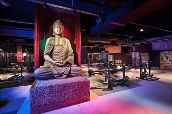 mb-170720-JOHN_REED_Gesundbrunnen_Freihantelbereich Ein Buddha wacht über den Freihantel-Bereich: John Reed bietet eine besondere Studio-Atmosphäre.