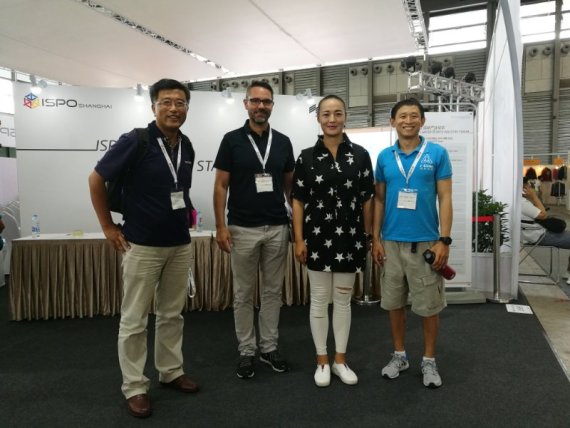 mb-170727-img-1823 Xu Yaping (third from left) with ISPO Executive Director of the Consumer Goods business unit Tobias Gröber (second from left) after their lecture at the Water Sports Industry Forum