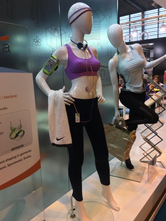 mb-170719-performance-fabrics-including-creora-fresh-anti-odor-spandex-elastane-photo-credit-ispo-textrends-at-interfiliere Performance-Materialien einschließlich creora Fresh aus geruchshemmendem Spandex/Elastan.