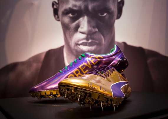 mb-schuhe-bolt Das Beste zum Abschied? Usain Bolts neue Schuhe sind in Lila und Gold gehalten, tragen die Jamaika-Flagge und sogar seine eigene Unterschrift