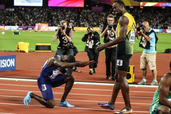 Kniefall vor der Legende: Justin Gatlin gewinnt über 100m bei der WM in London – und feiert den Dritten, Usain Bolt. 