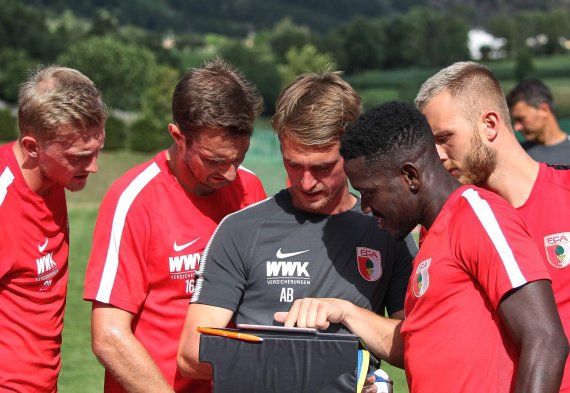 Beim Bundesligisten FC Augsburg ist die Spielanalyse schon fest ins Training eingebunden
