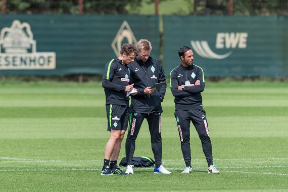 'Wo können wir noch an der Trainingsschraube drehen?' - Das Trainer-Team vom SV Werder Bremen checkt die Spielanalyse-Tools