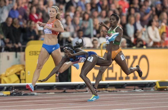 Auf Platz 1 gestürzt: Beim Ziel-Finish setzt 100-Meter-Siegerin Tori Bowie ihre blauen Adidas-Schuhe in Szene.