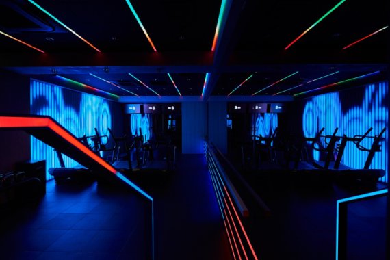 mb-170825-getover Ein kollektives Erlebnis der ekstatischen Art: Im #getover in Tokyo werden die Sportler mit Beats und Licht zum Äußersten getrieben.