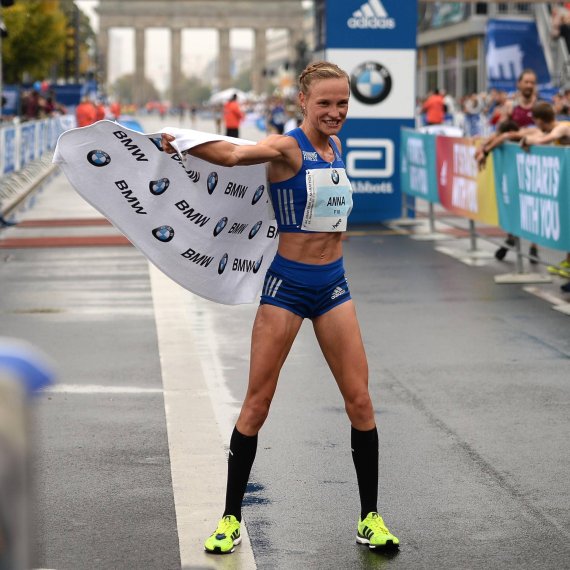 Anna Hahner finished fifth at the Berlin-Marathon 2017 – and also draws attention to her sponsor BMW.