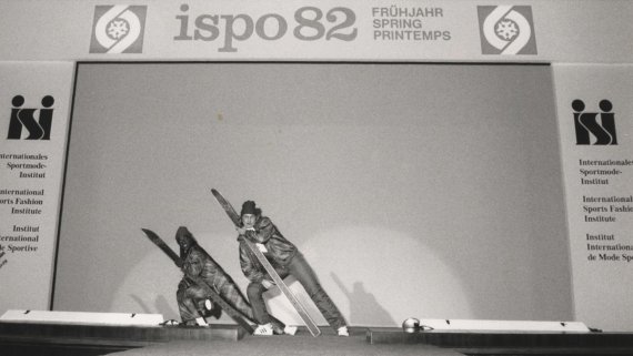 Highlight: 1982 gab es erstmals eine Live-Modenschau mit aktuellen Trends der Skimode. Zwei Models auf Laufsteg in Skimode in den 70er Jahren auf der ISPO.