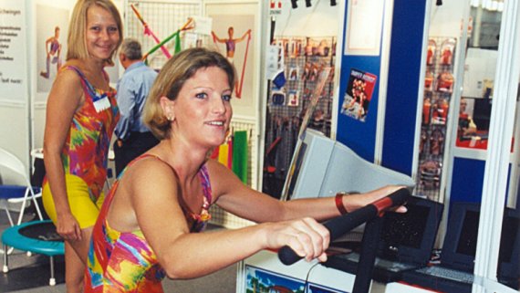 Mehr Mode, mehr Action, mehr Spaß. Zwei Frauen aus den 90ern in Sportklamotten.