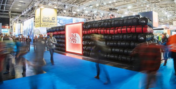 ISPO Munich Outdoor Besucher laufen an Ständen von Outdoor-Herstellern vorbei