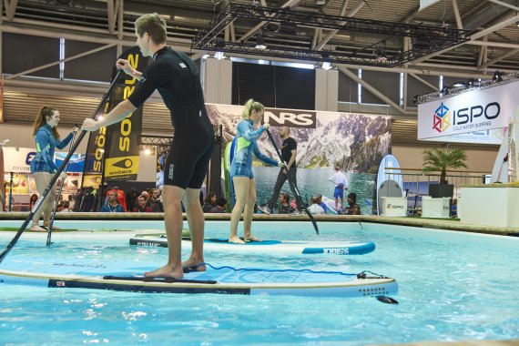 ISPO Munich Paddling Stand-Up-Paddler paddeln im Pool auf der ISPO Munich.