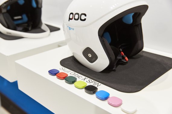 Skihelm von POC auf ISPO Munich Ein Skihelm wird auf der ISPO Munich ausgestellt.