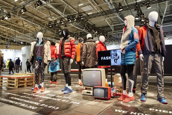 Premium Sports Fashion auf der ISPO Munich. Schaufenster-Puppen tragen Wintermode auf der ISPO Munich.